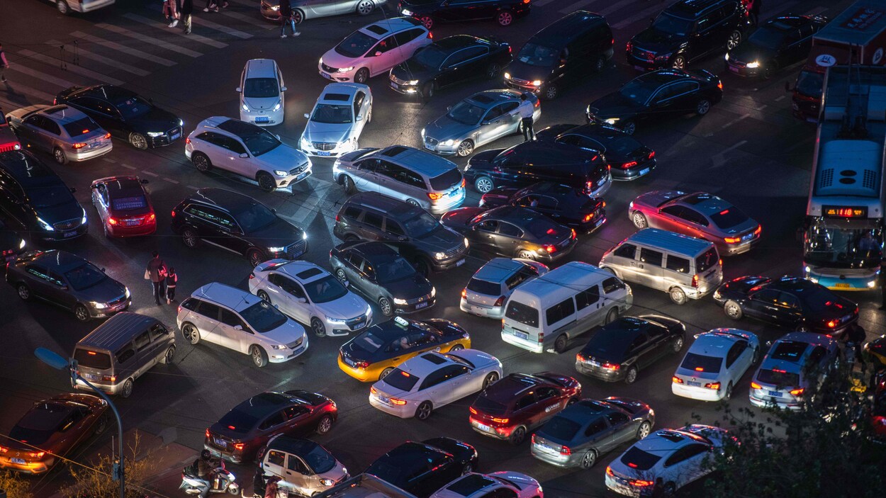 Congestion automobile au centre-ville de Pékin. Congestion automobile au centre-ville de Pékin.