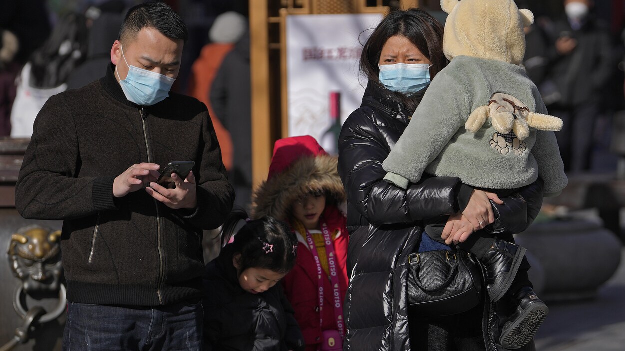 Une famille visite la rue commerçante piétonne Qianmen, un lieu touristique populaire à Pékin, le mardi 17 janvier 2023.