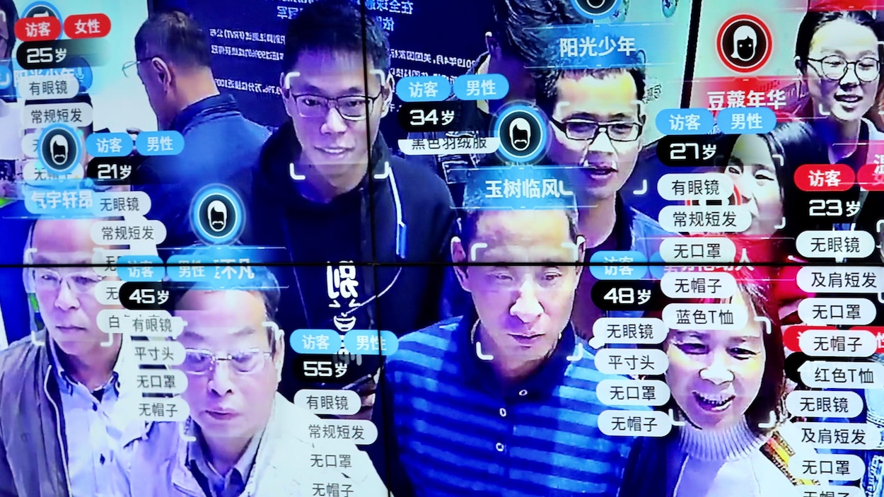 Une foule de personnes identifiées par reconnaissance faciale en Chine. 