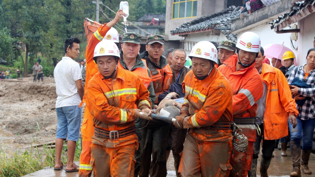 Les secours chinois évacuent des habitants dans le village de Gengdi dans la province du Sichuan. Les secours chinois évacuent des habitants dans le village de Gengdi dans la province du Sichuan.