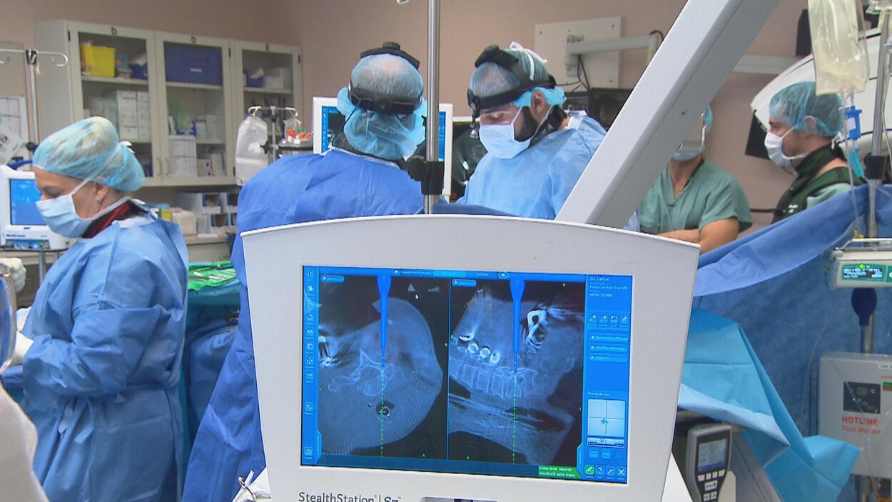 Des médecins spécialistes opèrent un patient au dos.