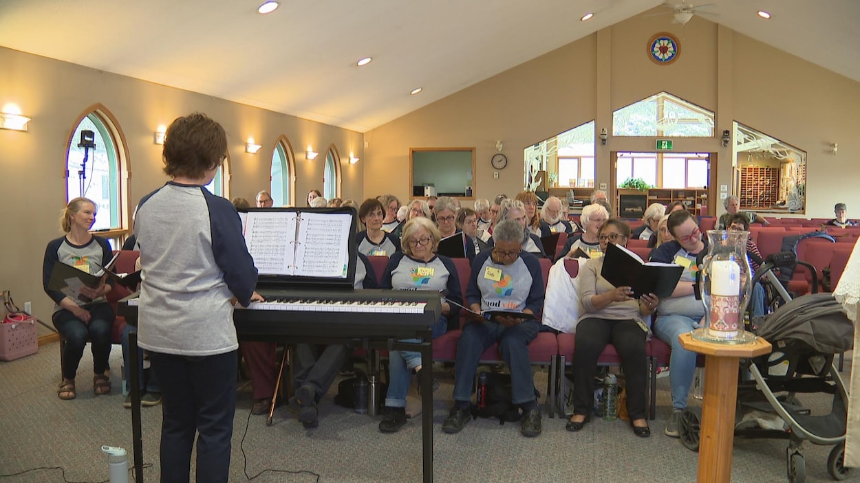 À Cochrane, des personnes atteintes de démence chantent dans une chorale