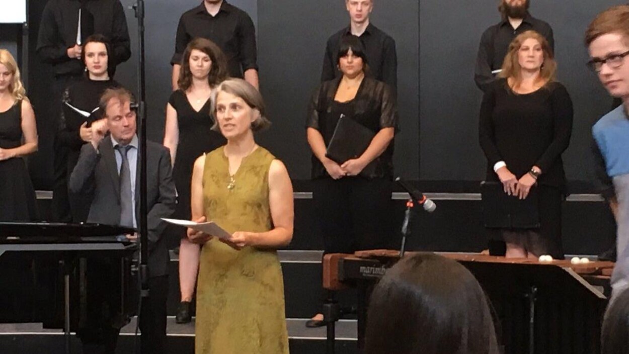 Le thème du concert « Mysterious Barricades » à Winnipeg tourne autour des quatre éléments : le feu, la terre, l'eau et l'air.