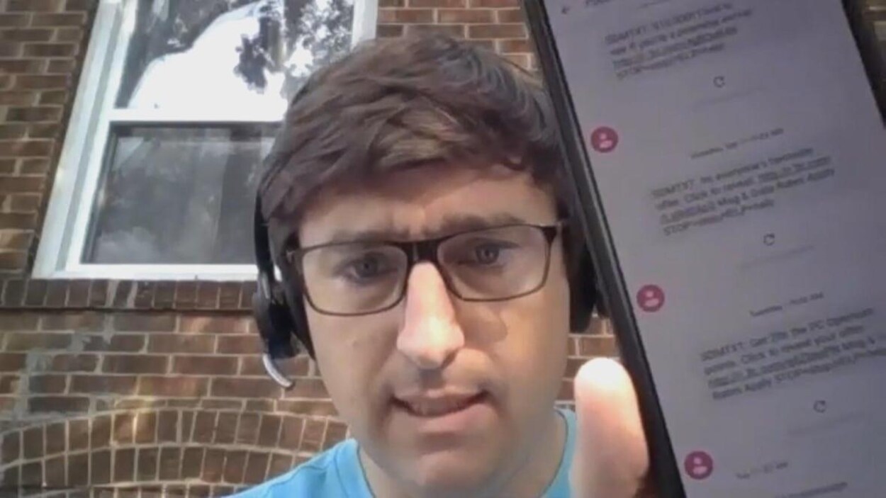 Un homme montre ton téléphone intelligent