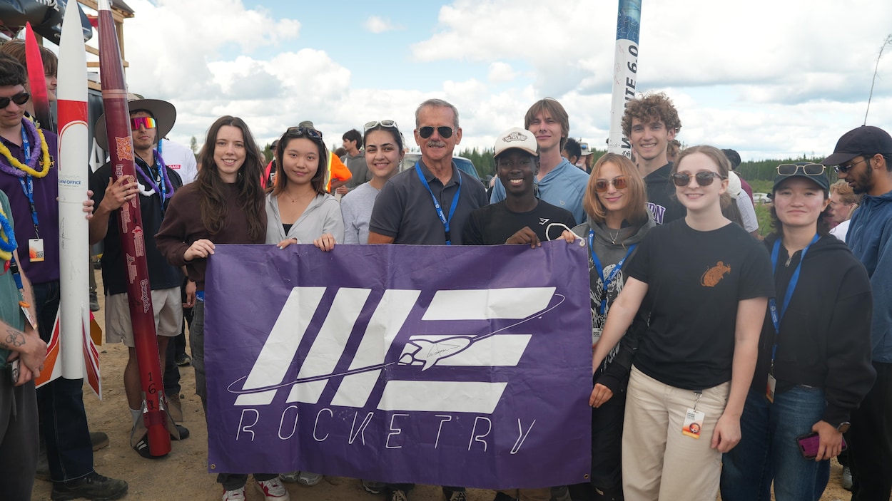 L’astronaute Chris Hadfield encourage la relève aérospatiale canadienne à Timmins