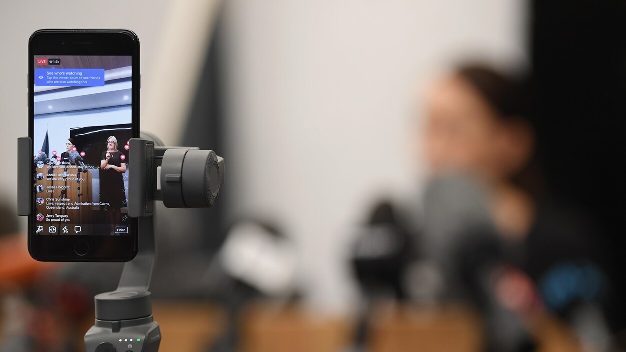 Une conférence de presse de la première ministre néo-zélandaise Jacinda Ardern, à Christchurch, le 20 mars 2019, diffusée sur Facebook Live par l'entremise d'un téléphone intelligent.
