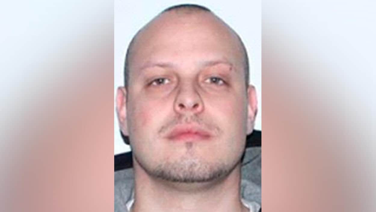 Portrait de Christian Drouin, un homme dans la trentaine au craîne rasé et yeux bruns.