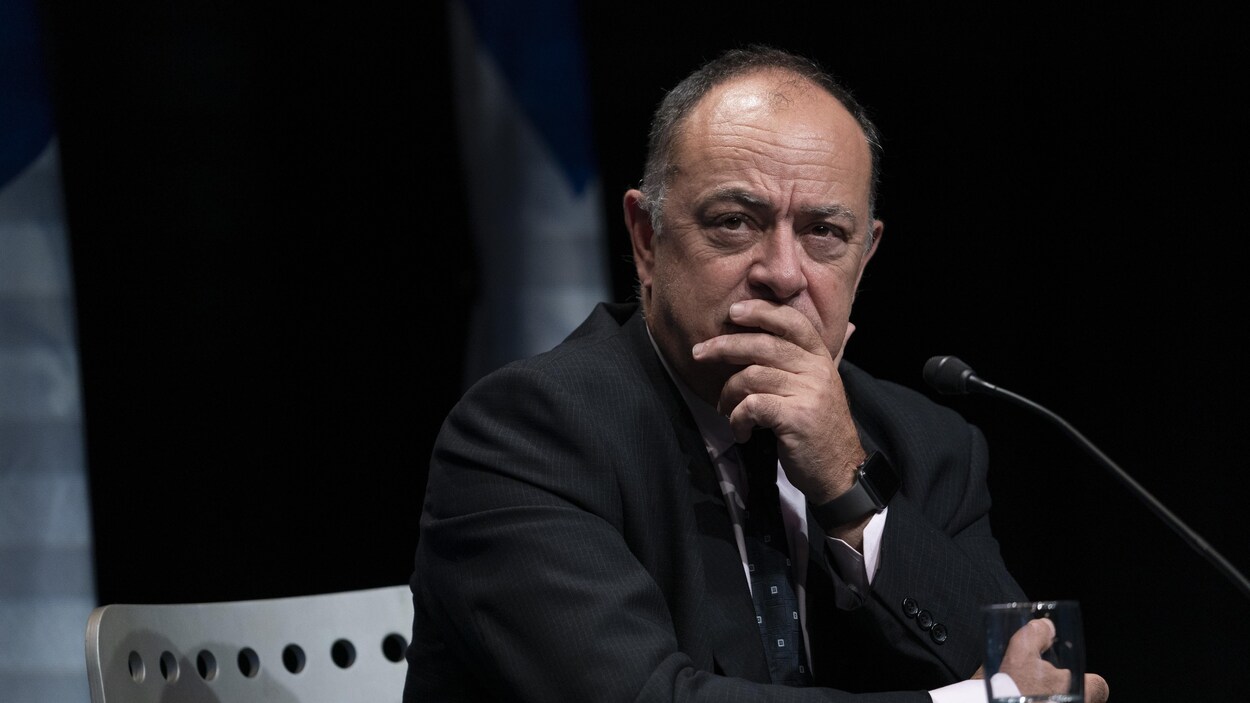Le ministre Dubé en conférence de presse.