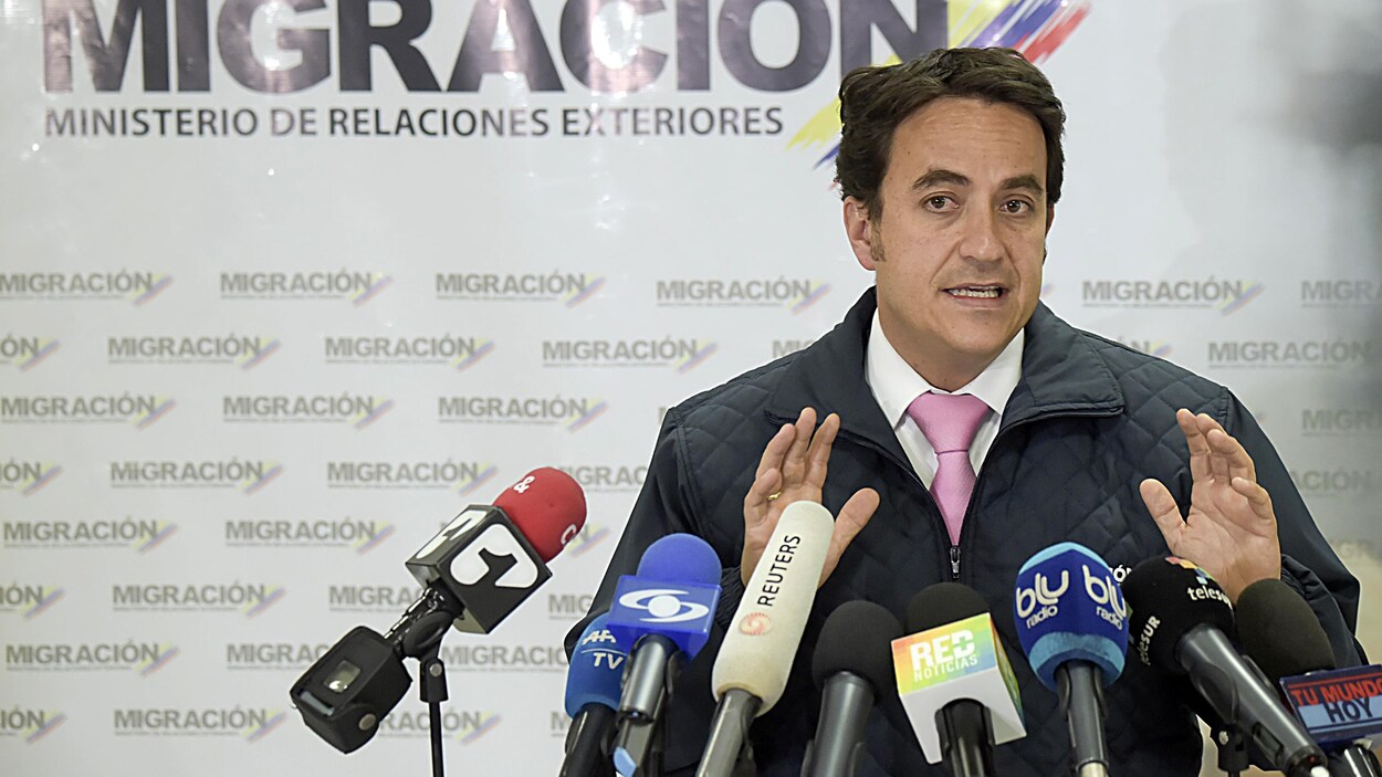 Le directeur du service des migrations, Christian Krüger, s'adresse aux médias.