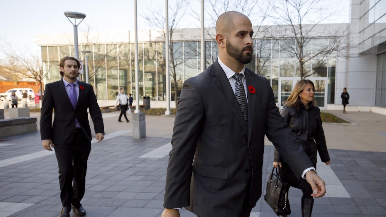 Michael et Christian Theriault marchent vers l'entrée du palais de justice.