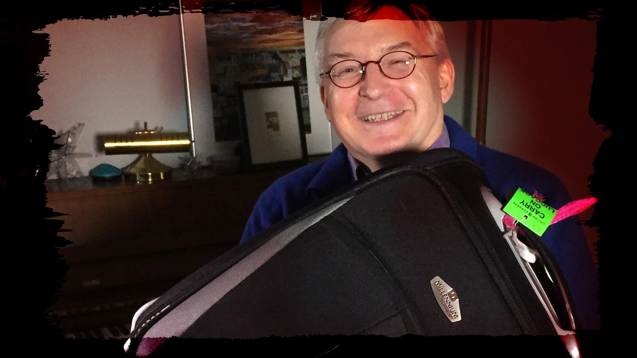 Christian Reyns montre la valise qu'il utilise quand il rentre dans don pays d'origine, la Belgique. Christian Reyns montre la valise qu'il utilise quand il rentre dans don pays d'origine, la Belgique.