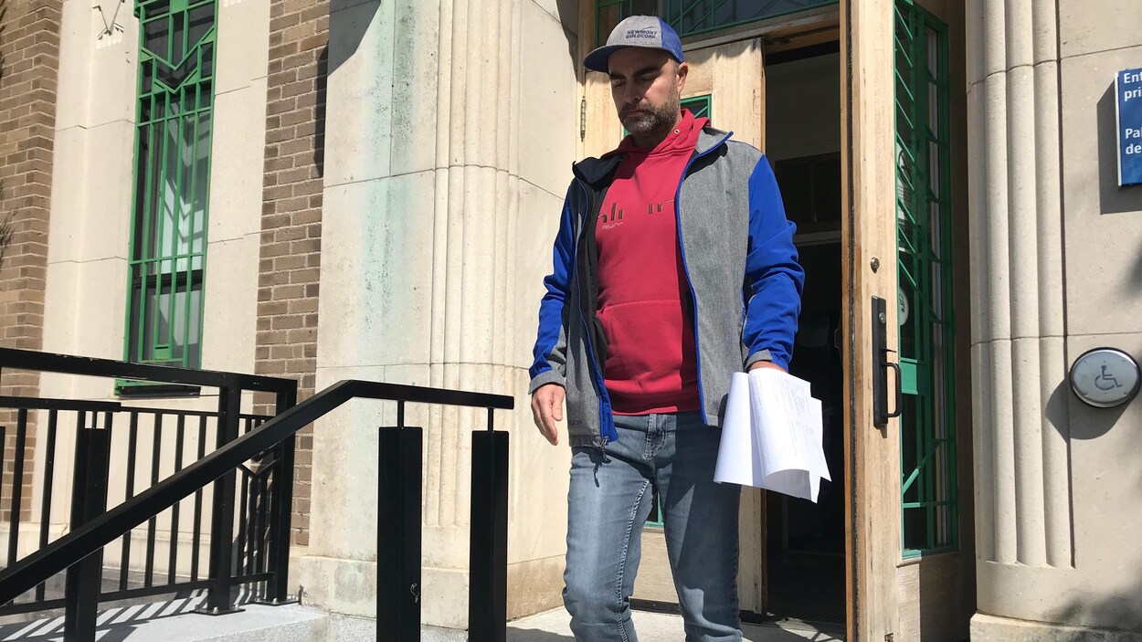 Un homme sort du palais de justice de Ville-Marie.