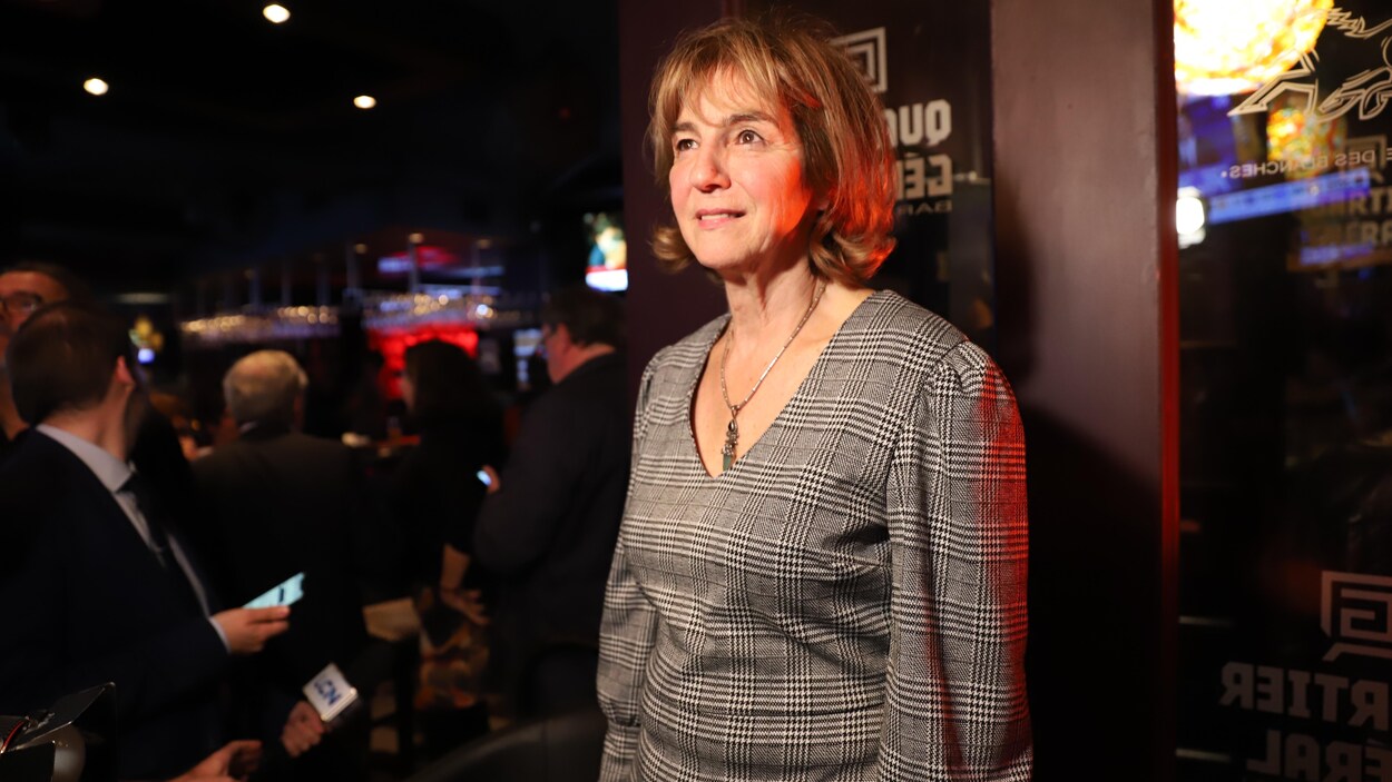 Christiane Gagnon, souriante, regarde vers le haut des airs