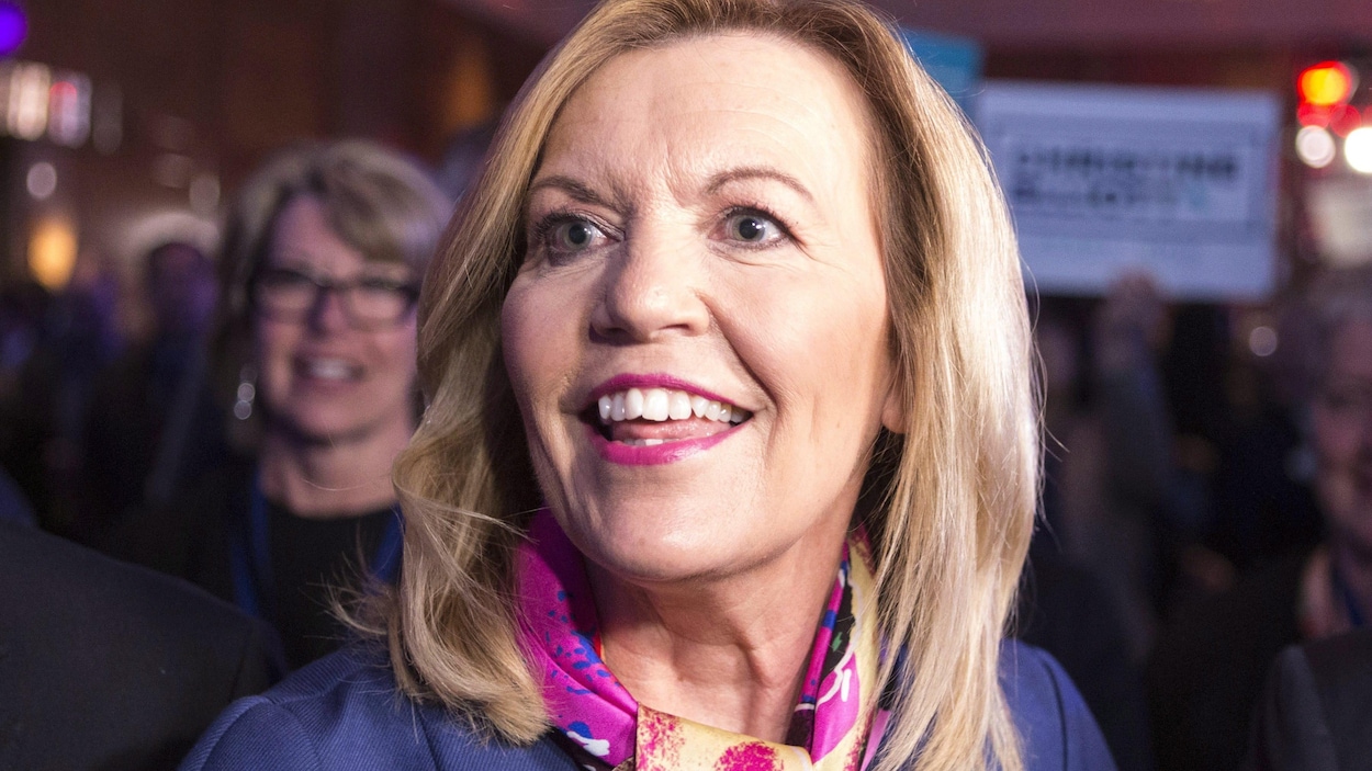 Christine Elliott sourit à la caméra.