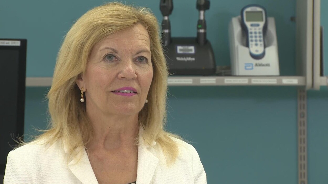 Portrait de Christine Elliott lors d'une conférence de presse dans un établissement médical.