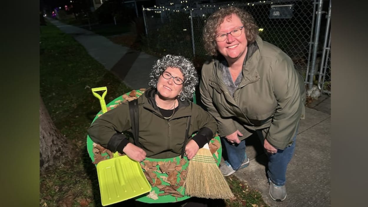 « La femme du trou » : une mésaventure à Winnipeg devient un costume d’Halloween