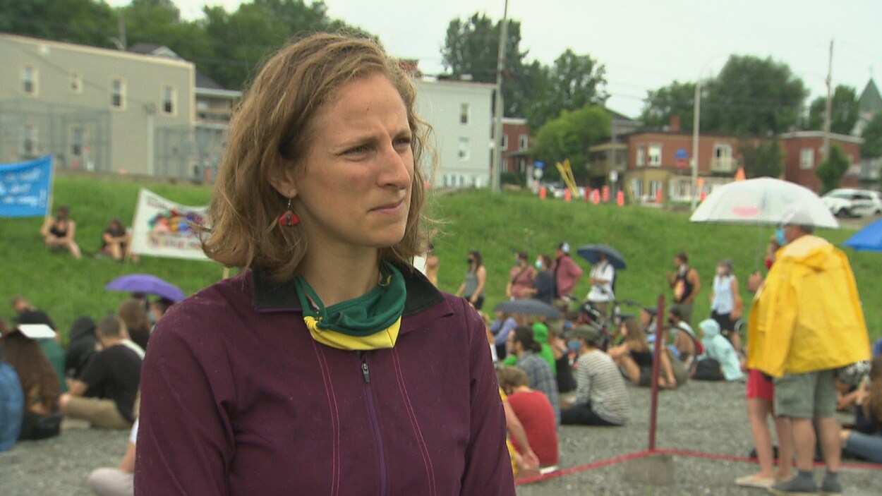 Christine Labrie regarde le journaliste.