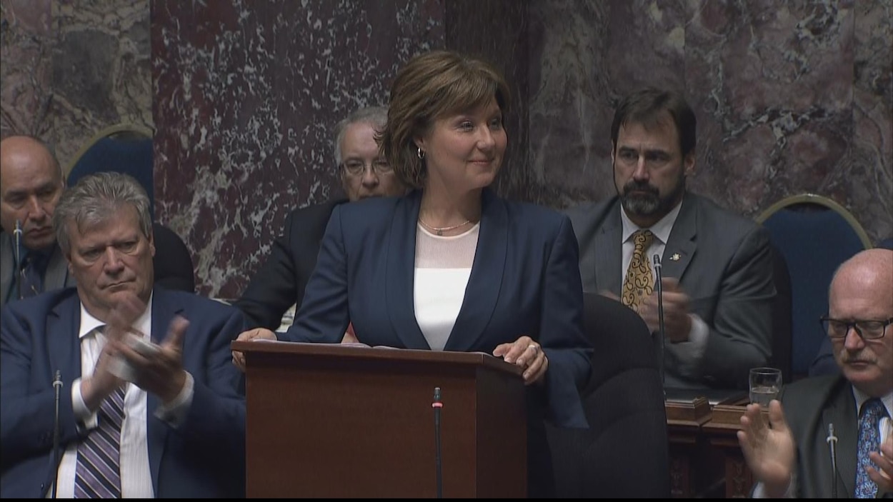 Christy Clark au podium. Christy Clark au podium.