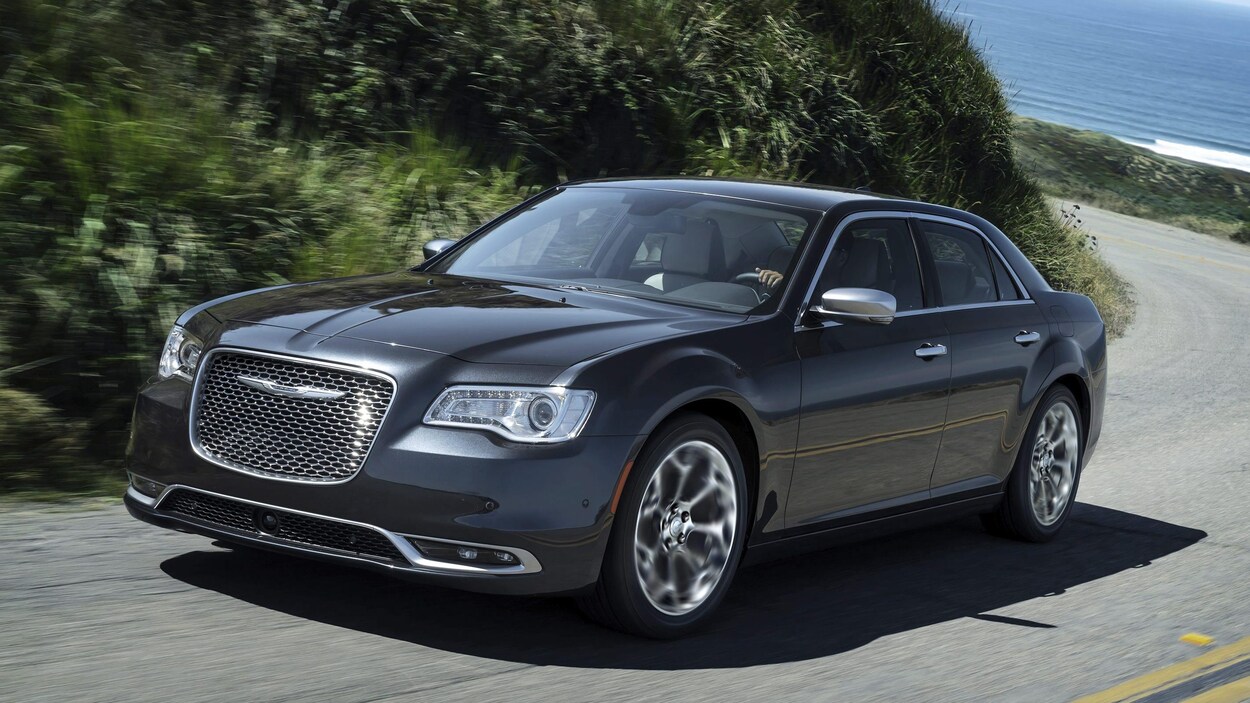 Une Chrysler 300 2018 circule sur une route. Une Chrysler 300 2018 circule sur une route.