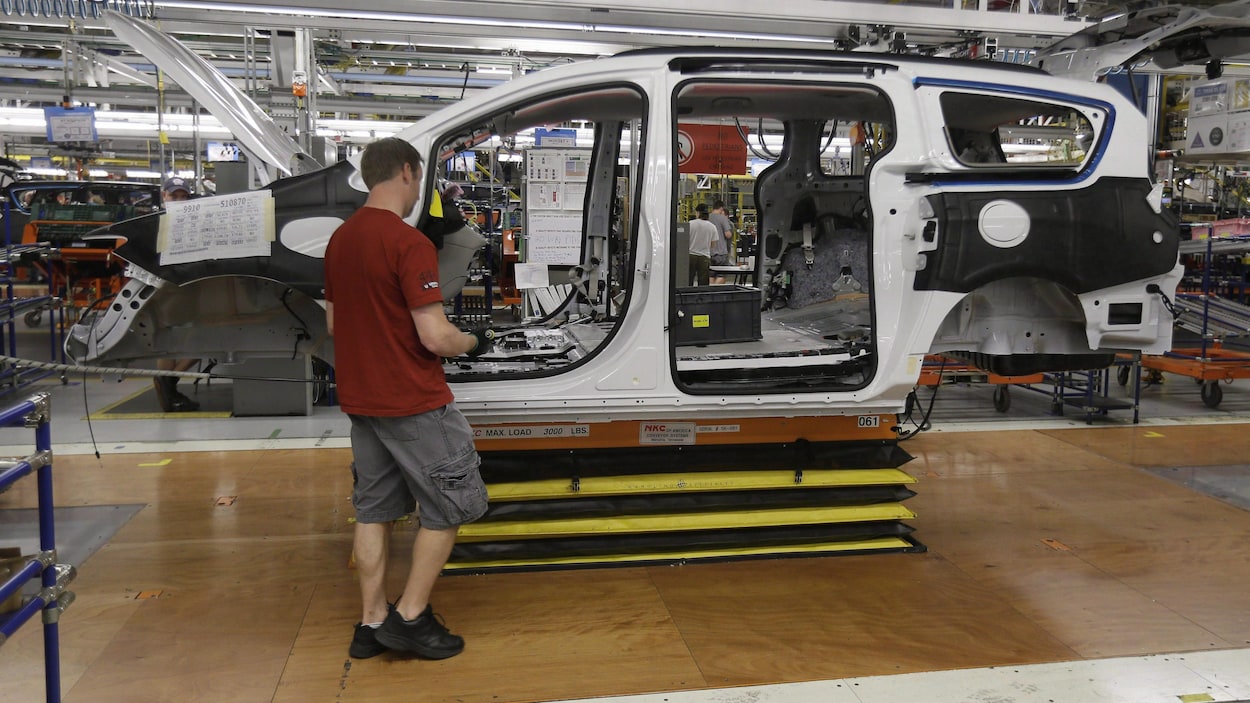 Employé dans la chaîne de montage de l'usine de Chrysler à Windsor