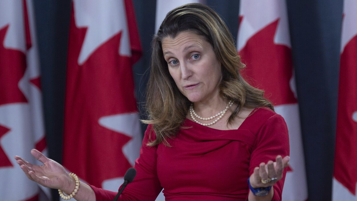 Chrystia Freeland lors d'une conférence de presse.