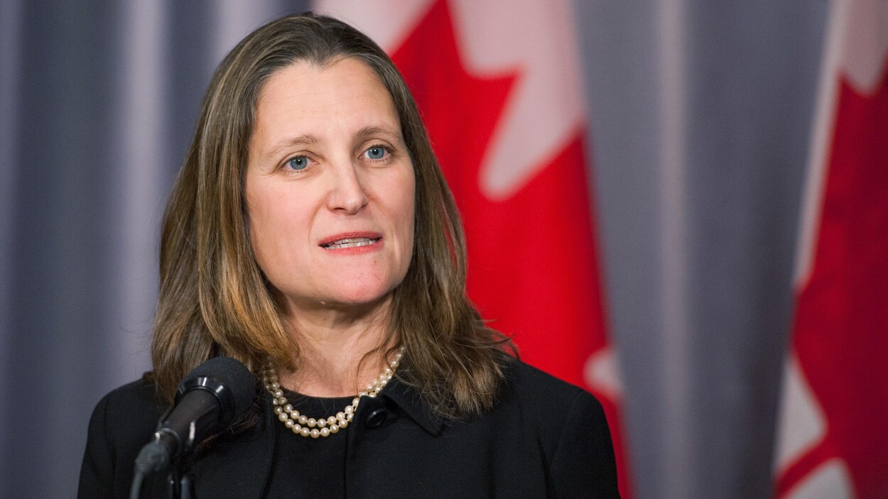 Chrystia Freeland en conférence de presse.