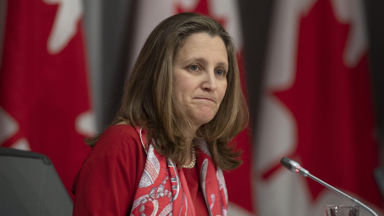 Chrystia Freeland lors d'une conférence de presse.