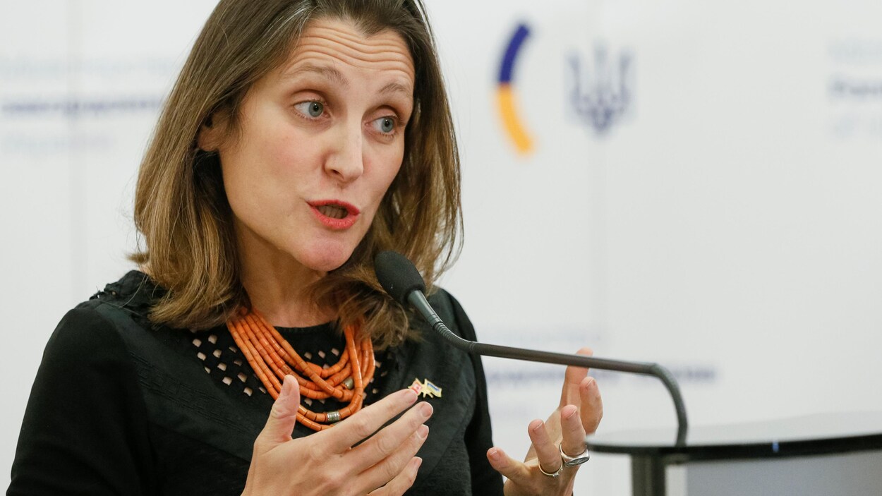 La ministre canadienne des Affaires étrangères, Chrystia Freeland, lors d'un point de presse à Kiev, en Ukraine, en décembre. La ministre canadienne des Affaires étrangères, Chrystia Freeland, lors d'un point de presse à Kiev, en Ukraine, en décembre.