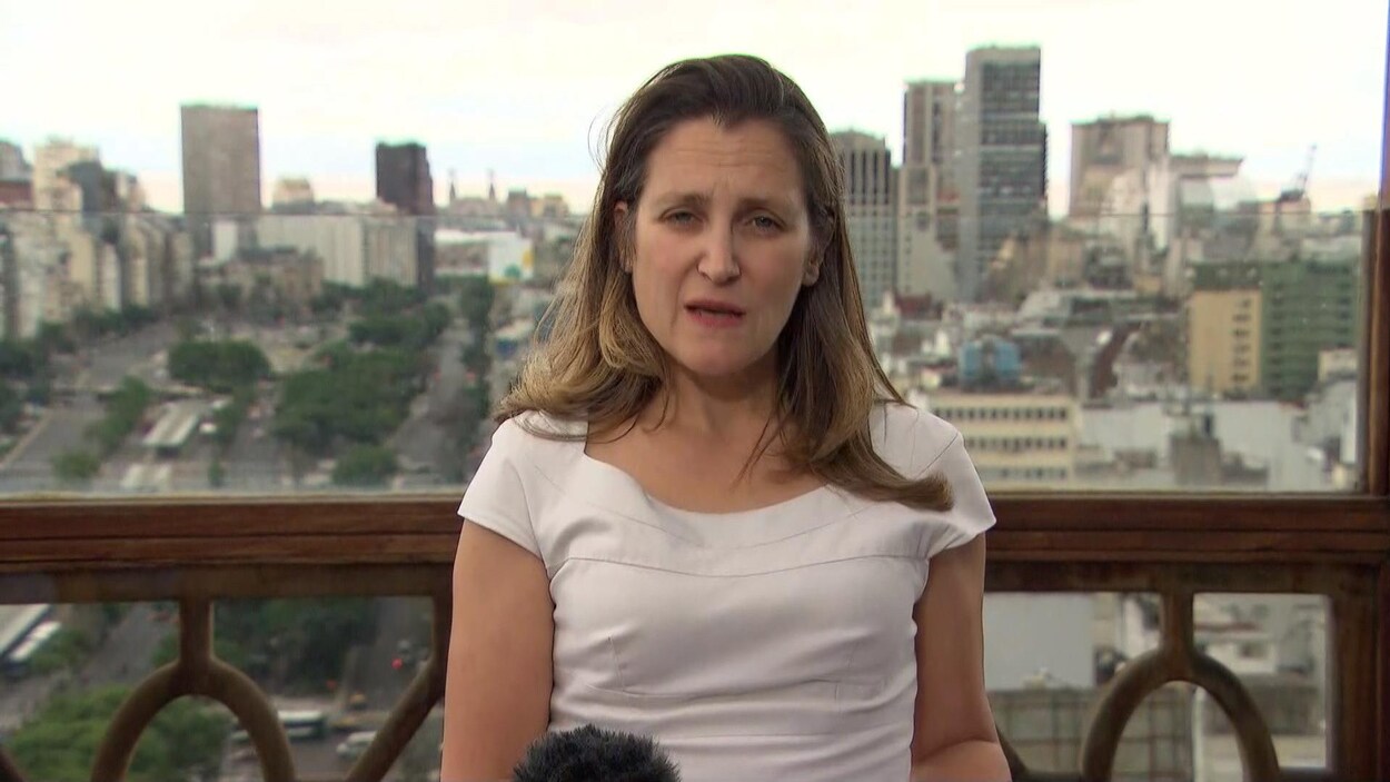 La ministre des Affaires étrangères du Canada, Chrystia Freeland s'adresse aux journalistes.