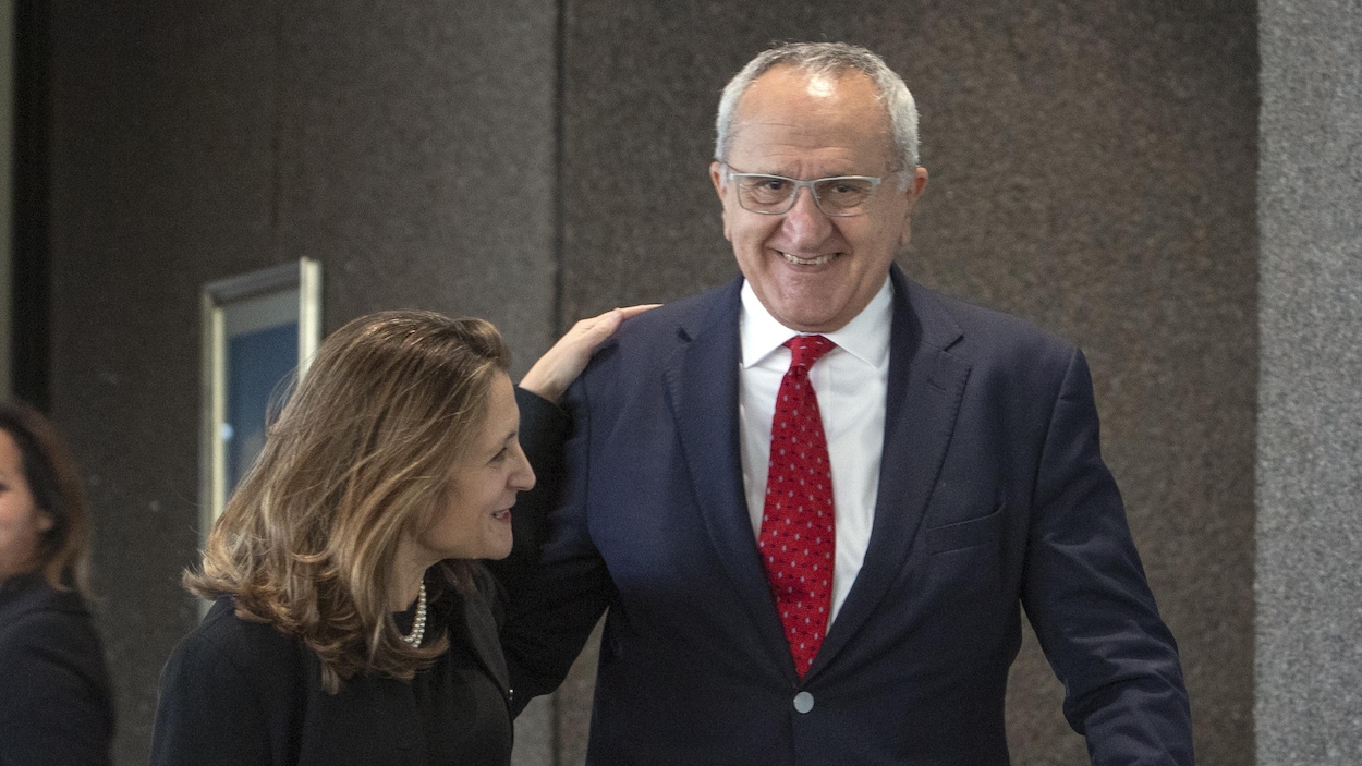 Chrystia Freeland, souriante, met son bras sur l'épaule de Jesus Seade en guise de bienvenue.