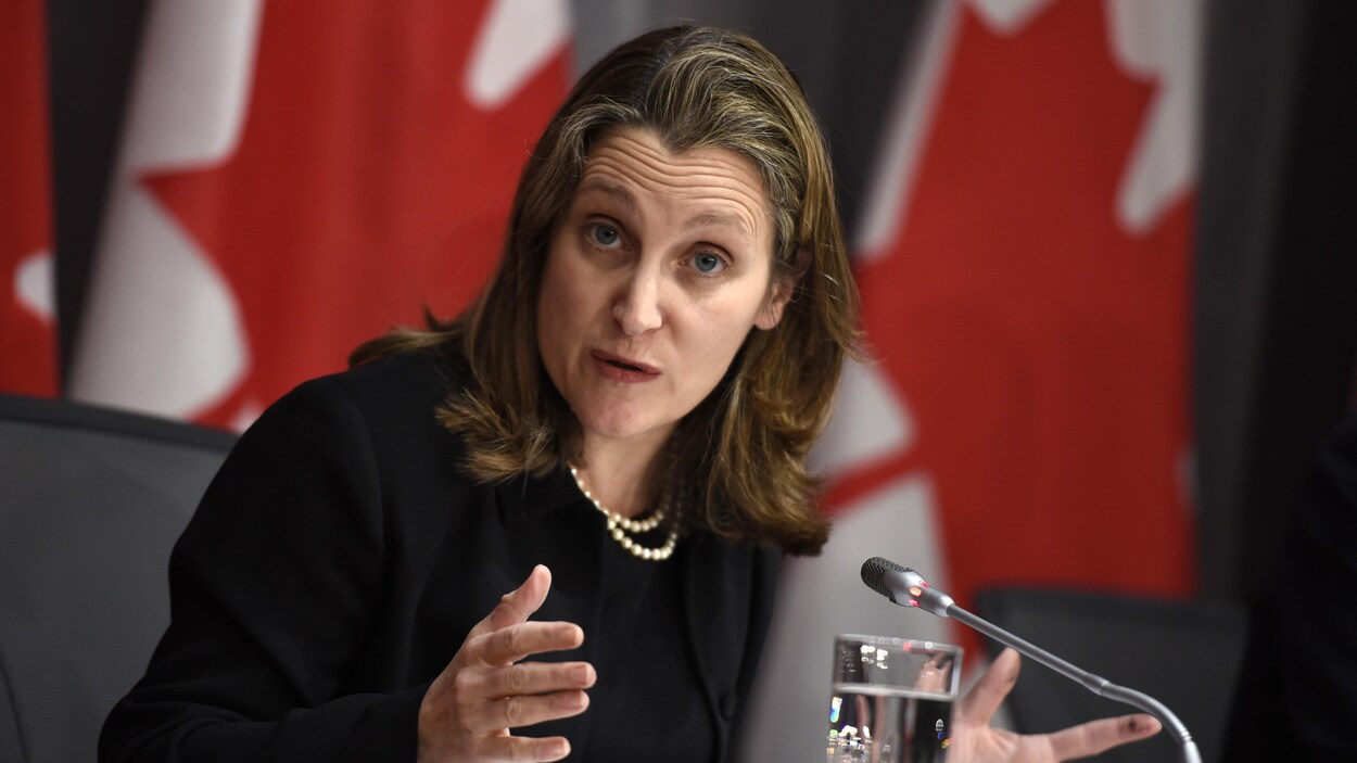 Chrystia Freeland assise durant une conférence de presse.