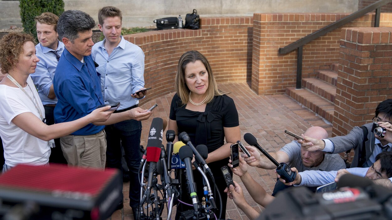 La ministre des Affaires étrangères Chrystia Freeland s'adresse aux médias.