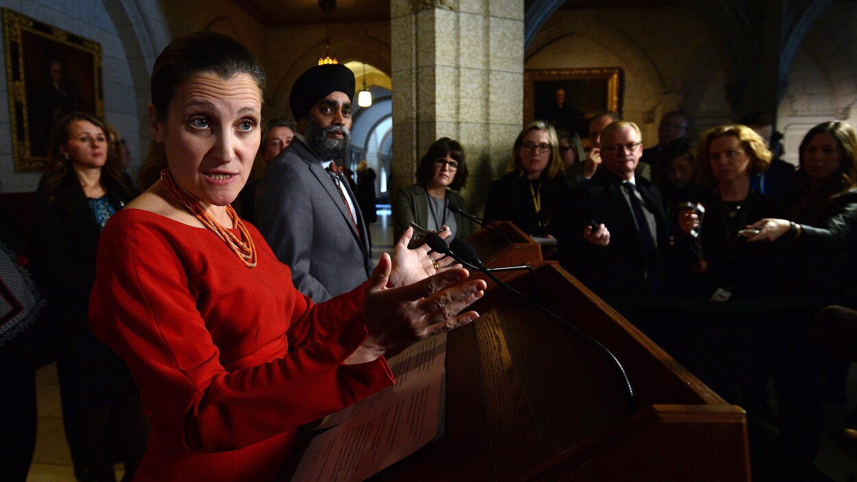 La ministre Chrystia Freeland en point de presse à Ottawa