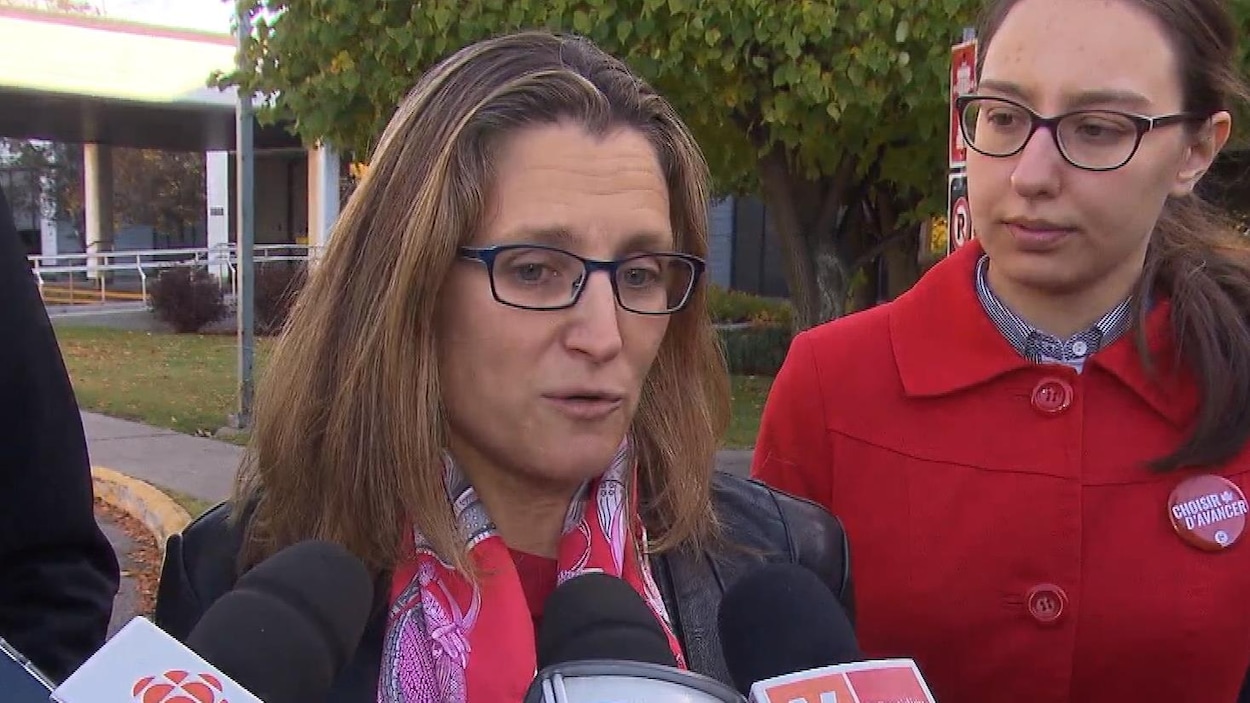 Chrystia Freeland s'adresse aux journalistes.