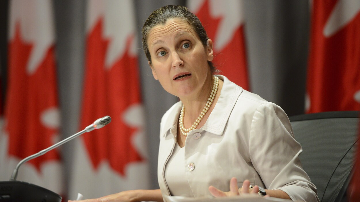 La vice-première ministre Chrystia Freeland répond à une question en conférence de presse, au Parlement, à Ottawa.