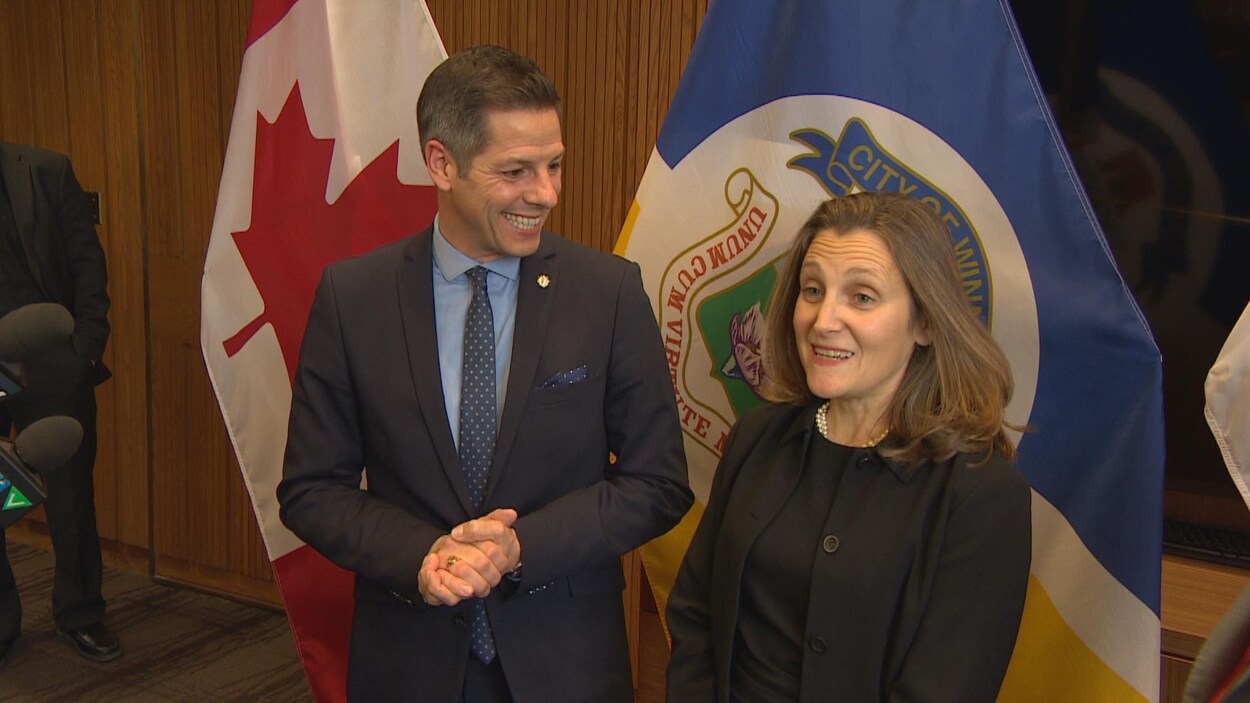 Plan moyen de Brian Bowman et de Chrystia Freeland, souriant côte à côte lors d'un point de presse.