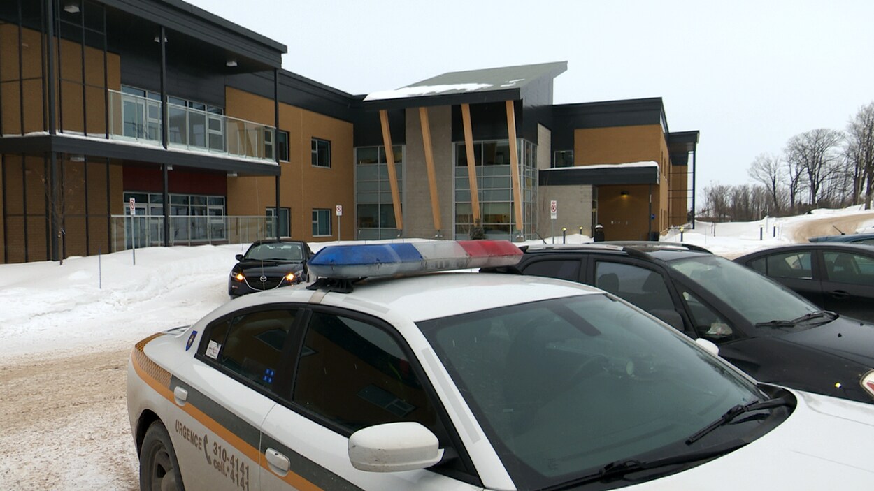 Des automobiles de la SQ sont stationnées devant le CHSLD.