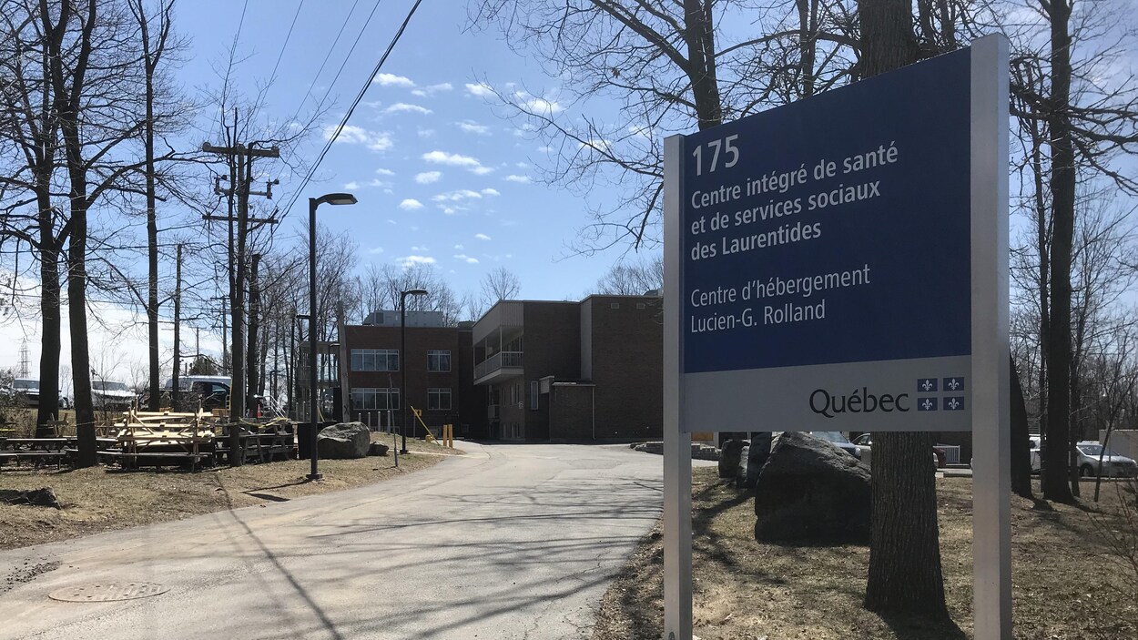 Le CHSLD derrière le panneau du gouvernement indiquant son nom.
