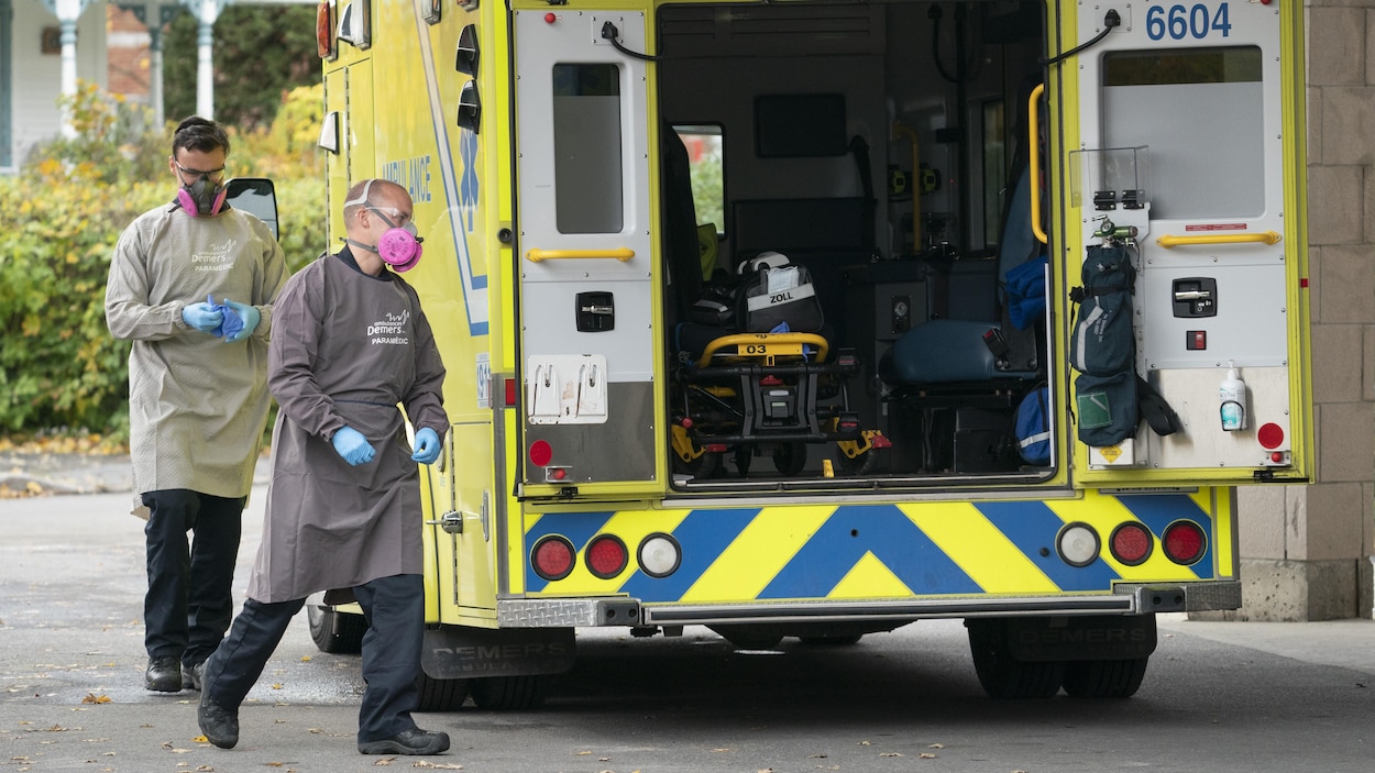 Des ambulanciers, au CHSLD Sainte-Croix, de Marieville, le 22 octobre.