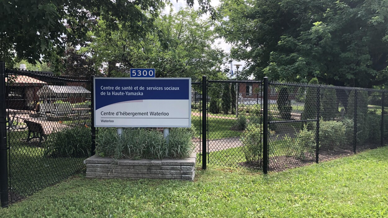 L'affiche à l'entrée du terrain du Centre d'hébergement Waterloo.