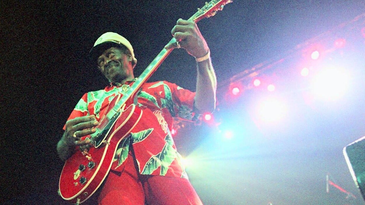 Le guitariste Chuck Berry Le guitariste Chuck Berry