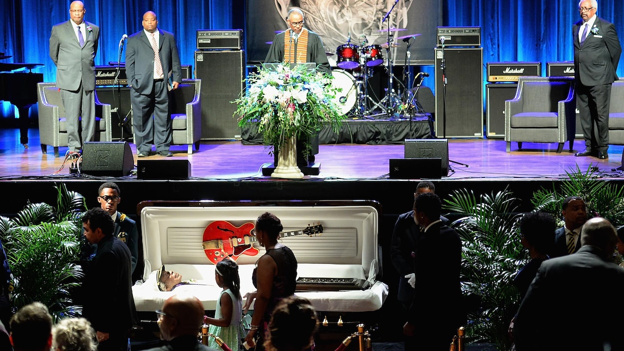 Le public rendant hommage à Chuck Berry, au Pageant de St. Louis.