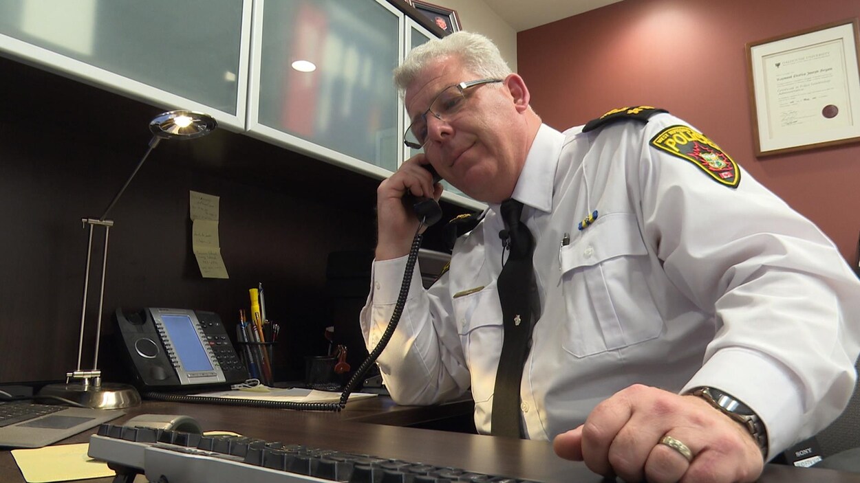 Chuk Séguin est au téléphone à son bureau.