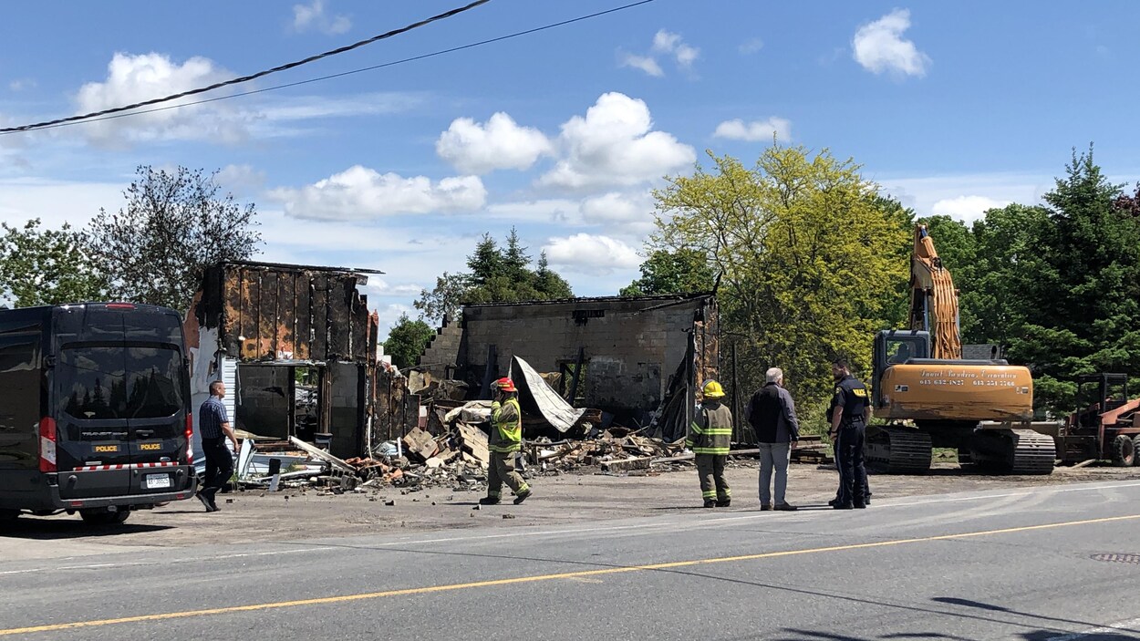 Les pompiers sont présents devant les débris de l'atelier de soudure qui a été ravagé par les flammes
