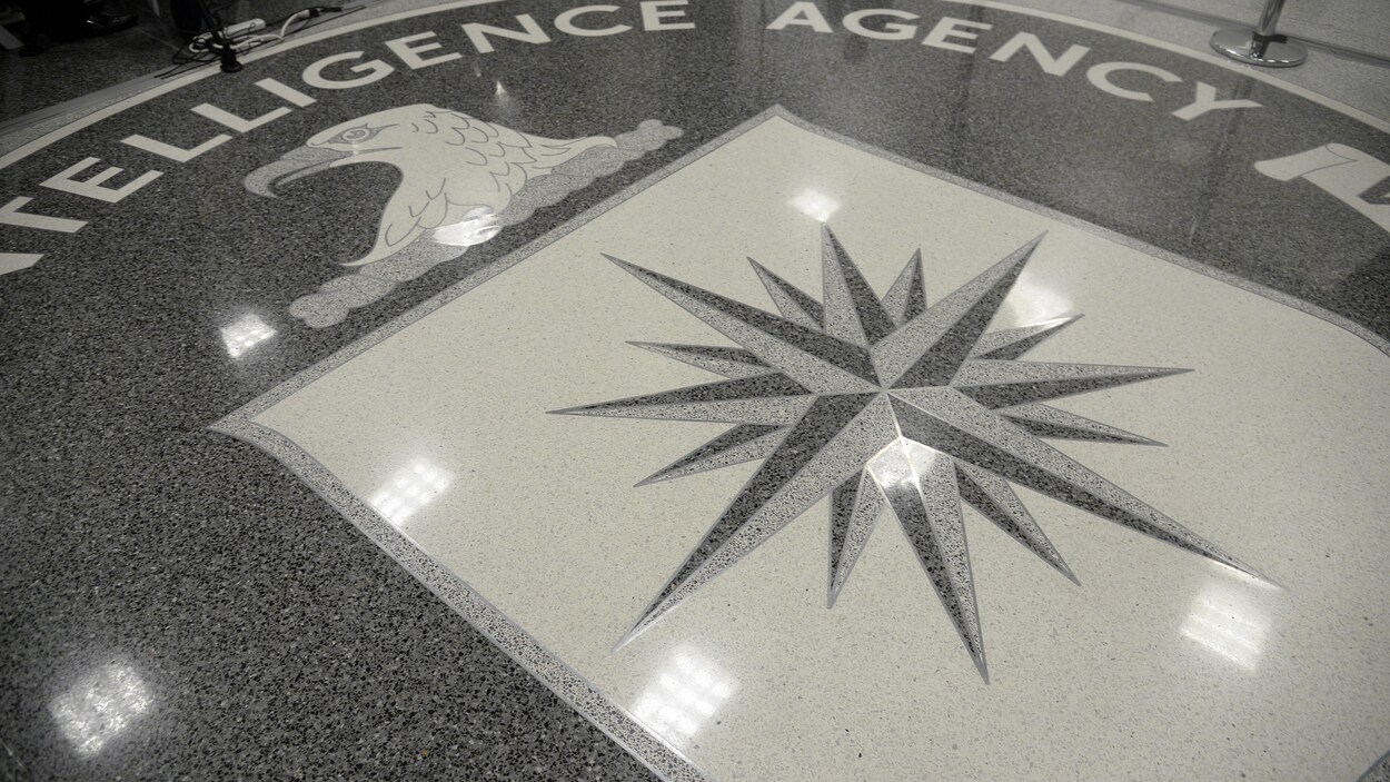 Le logo de la CIA sur le plancher du quartier général de l'agence.