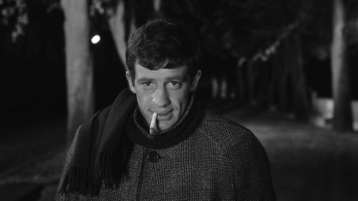 Jean-Paul Belmondo, une cigarette à la bouche, dans le film Moderato Cantabile (1960), de Peter Brook Jean-Paul Belmondo, une cigarette à la bouche, dans le film Moderato Cantabile (1960), de Peter Brook
