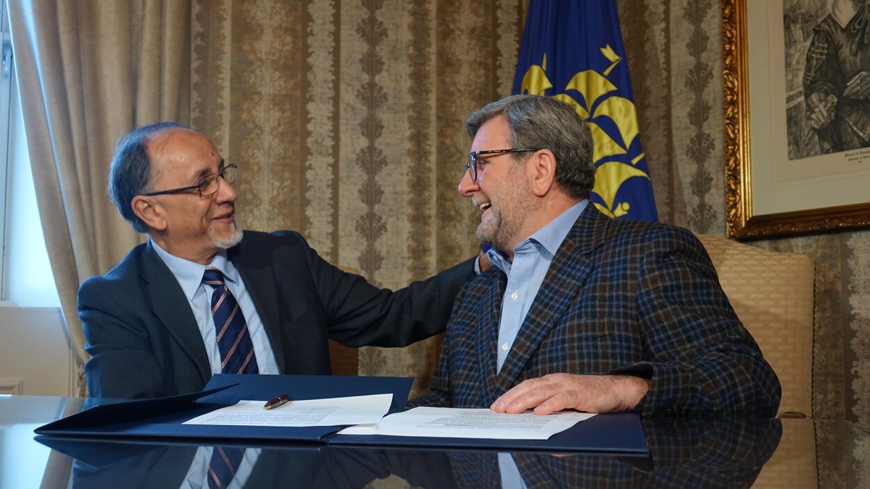 Boufeldja Benabdallah, président du Centre culturel islamique de Québec et le maire Régis Labeaume, après la signature qui officialise la vente d'un terrain pour l'aménagement d'un cimetière musulman