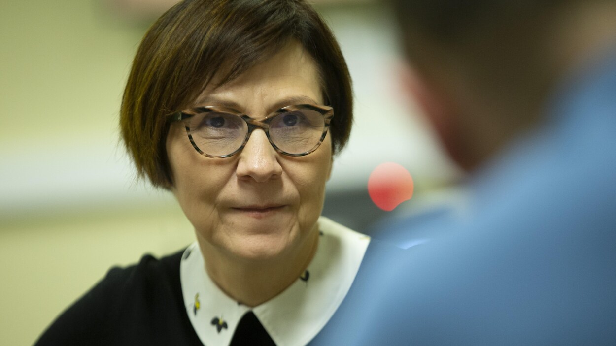 La directrice générale de la Société de soutien à l'enfance et à la famille des Premières Nations du Canada, Cindy Blackstock, à la commission Laurent, le mercredi 12 février 2020.
Photo prise à la commission Laurent, Montréal, Québec, Canada.
Sur la photo : (de gauche à droite) Cindy Blackstock, directrice générale de la société des l’enfance et à la famille des Premières Nations du Québec.
Le 12 Février 2020 2020/02/12