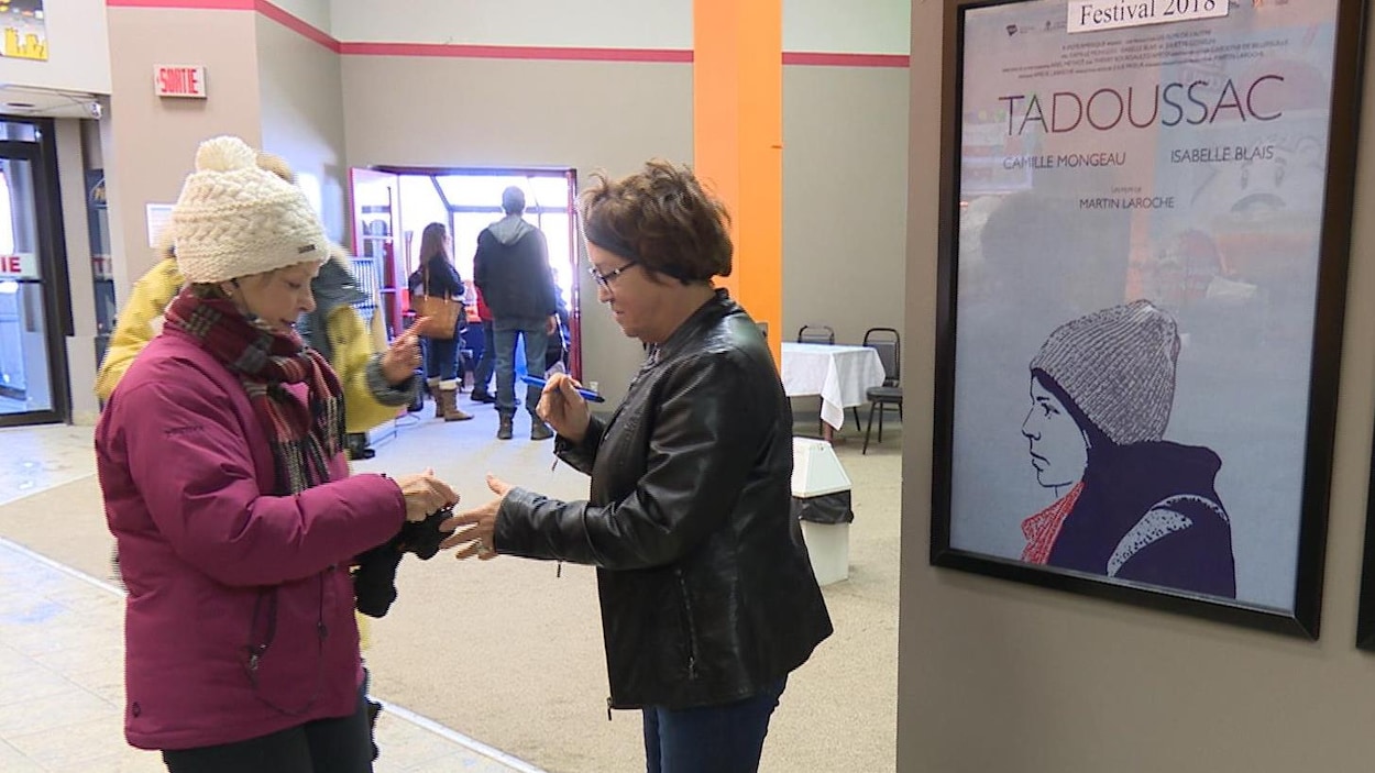 Un cinéphile entre dans une salle de cinéma