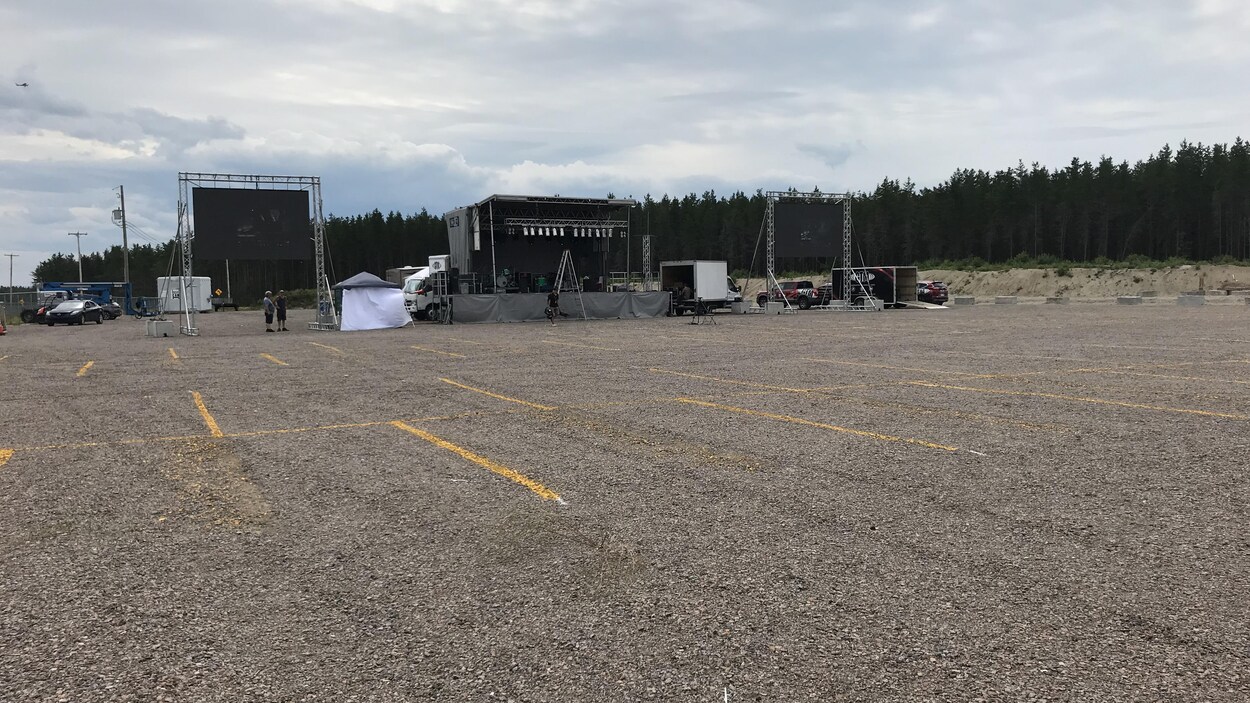 Un écran devant un vaste stationnement.